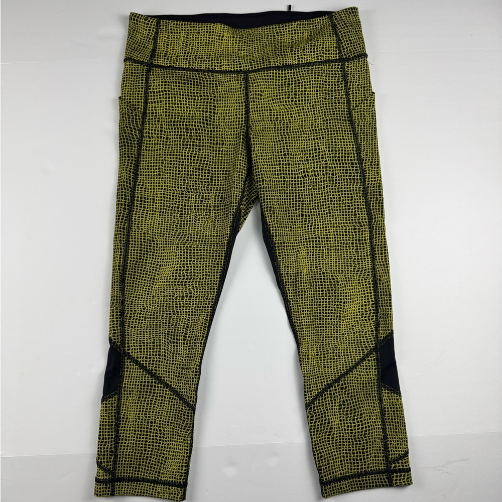 Lululemon Pace Rival Crop with a back and side pockets size 8